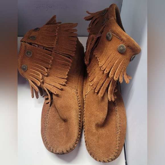 Minnetonka 8 Soft Suede Abkle Boots Double Fringe Studded Rubber Soles Side Zip - Picture 10 of 10